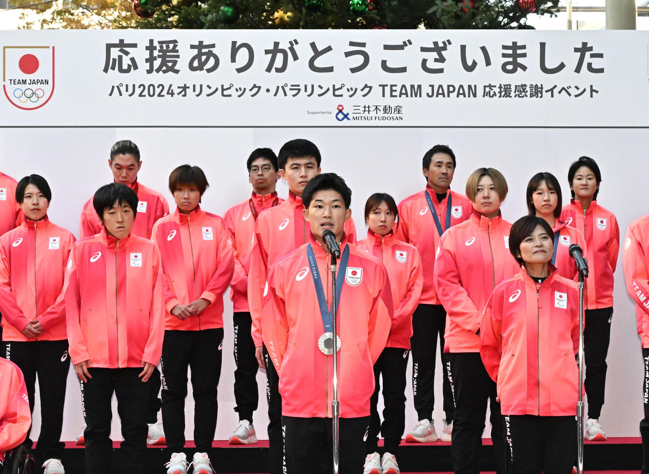 「パリ五輪・パラリンピックTEAM JAPAN応援感謝イベント」でオリンピアンを代表してあいさつす水泳男子10メートル高飛び込みの玉井陸斗（前列中央）（撮影・千葉一成）