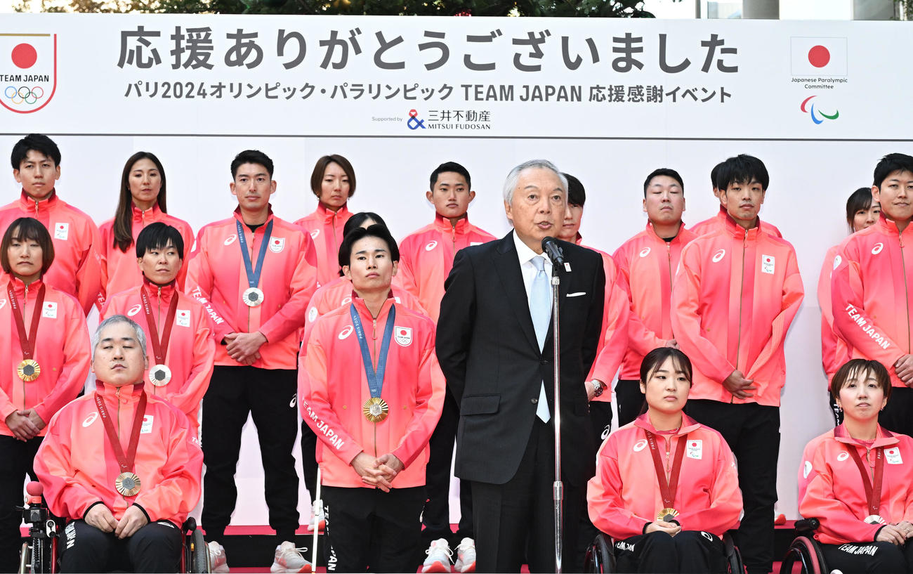 「パリ五輪・パラリンピックTEAM JAPAN応援感謝イベント」であいさつする日本パラスポーツ協会の森和之会長（撮影・千葉一成）