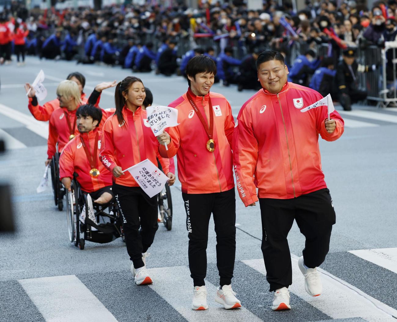 パリ五輪・パラリンピックの日本選手団による応援感謝イベントで行進する、パラ競泳男子の木村敬一（右から2人目）ら（共同）