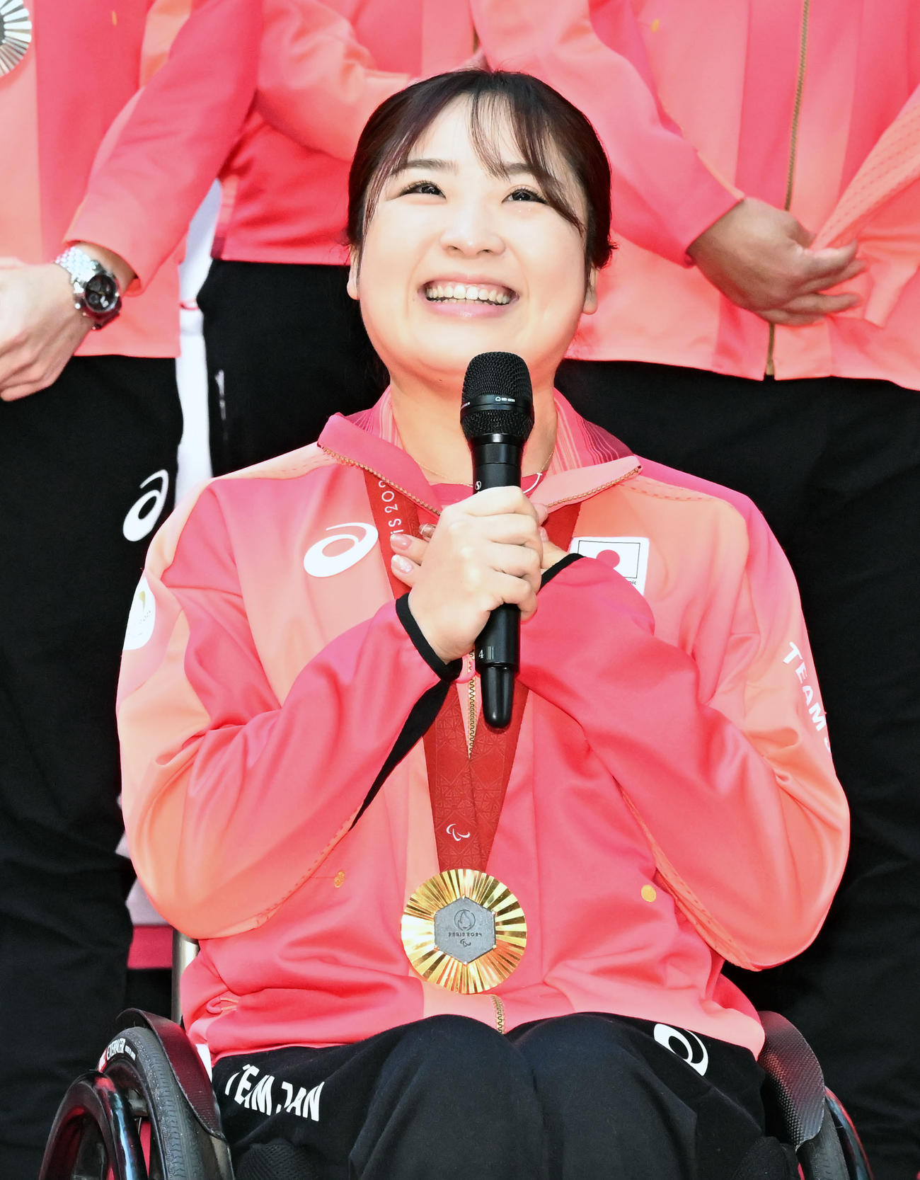 「パリ五輪・パラリンピックTEAM JAPAN応援感謝イベント」でパラリンピアンを代表してあいさつするバドミントン女子シングルスの里見紗李奈（撮影・千葉一成）