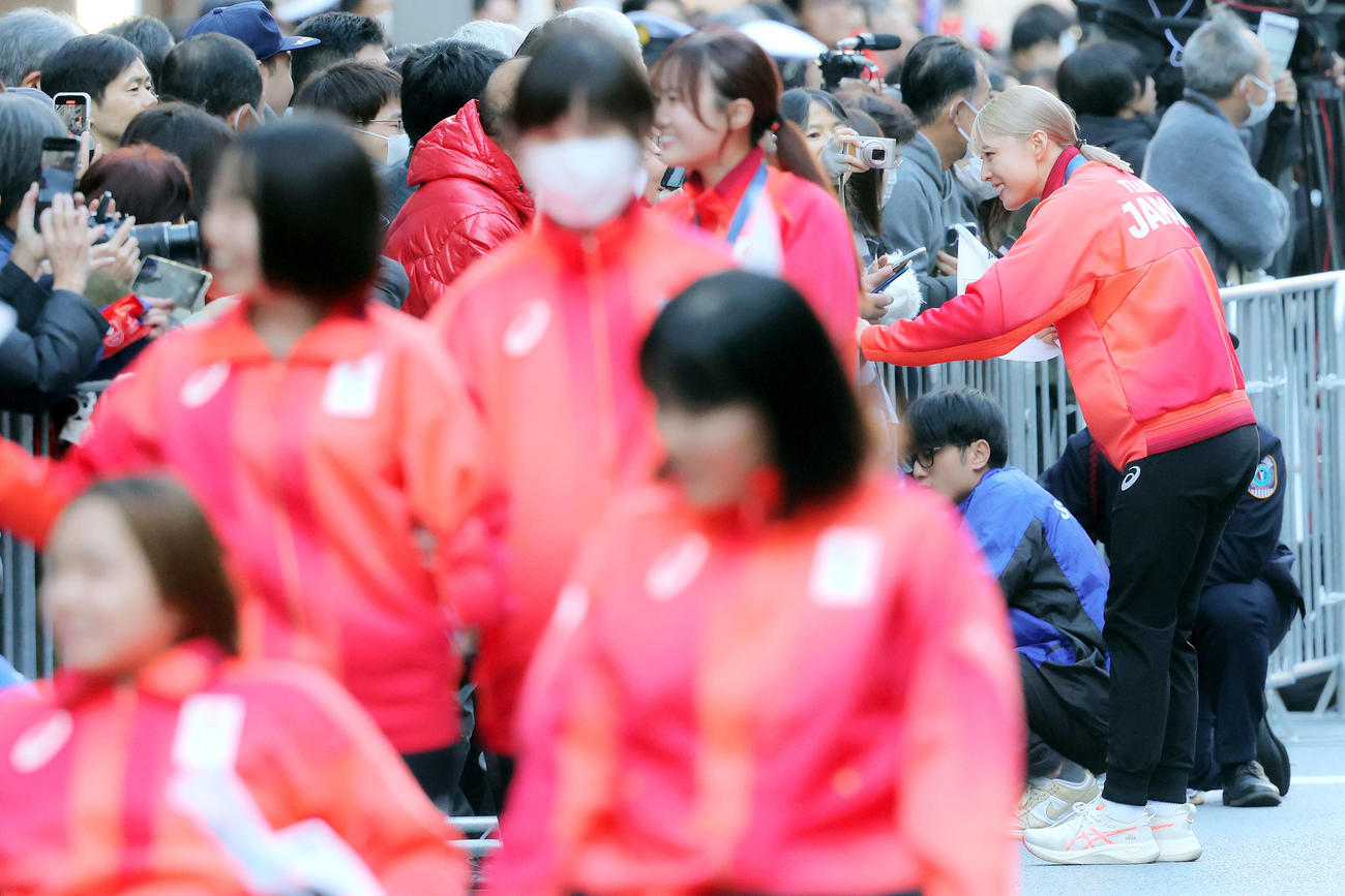 「パリ五輪・パラTEAM JAPAN応援感謝イベント」のパレードに臨むフェンシング女子サーブル団体銅メダルの江村（撮影・河田真司）