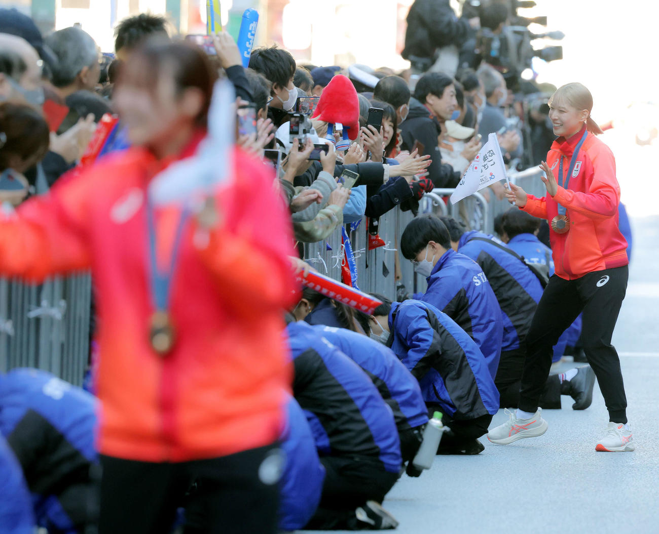「パリ五輪・パラTEAM JAPAN応援感謝イベント」のパレードに臨むフェンシング女子サーブル団体銅メダルの江村（撮影・河田真司）