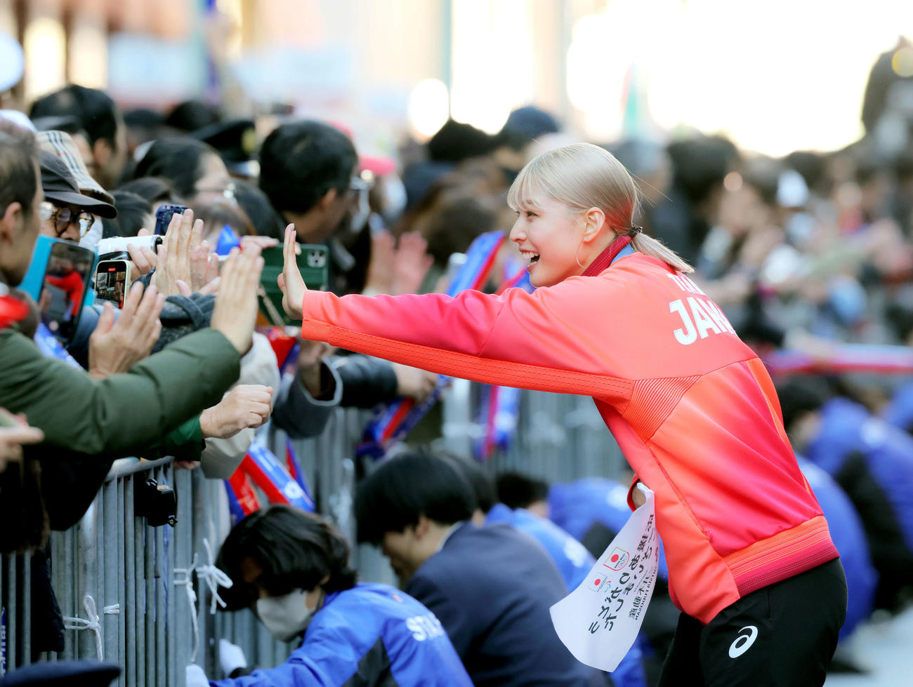 「パリ五輪・パラTEAM JAPAN応援感謝イベント」のパレードに臨むフェンシング女子サーブル団体銅メダルの江村（撮影・河田真司）