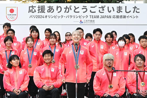 「パリ五輪・パラリンピックTEAM JAPAN応援感謝イベント」でパレードを前にスタート宣言するフェンシング女子サーブル団体の江村美咲（前列中央）（撮影・千葉一成）