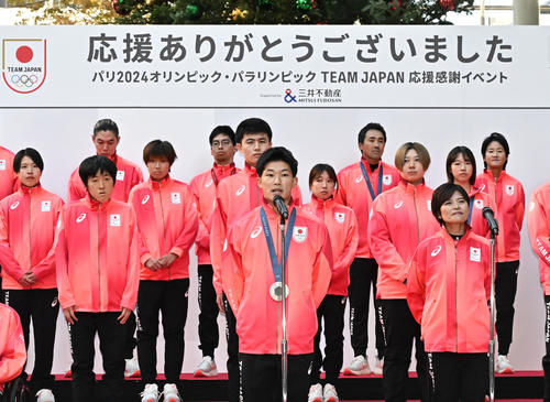 「パリ五輪・パラリンピックTEAM JAPAN応援感謝イベント」でオリンピアンを代表してあいさつす水泳男子10メートル高飛び込みの玉井陸斗（前列中央）（撮影・千葉一成）