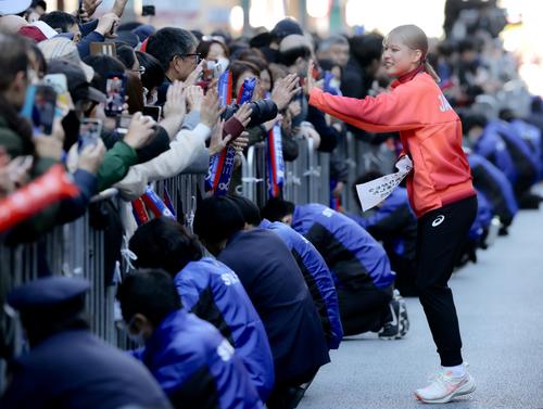 「パリ五輪・パラTEAM JAPAN応援感謝イベント」のパレードに臨むフェンシング女子サーブルの江村（撮影・河田真司）