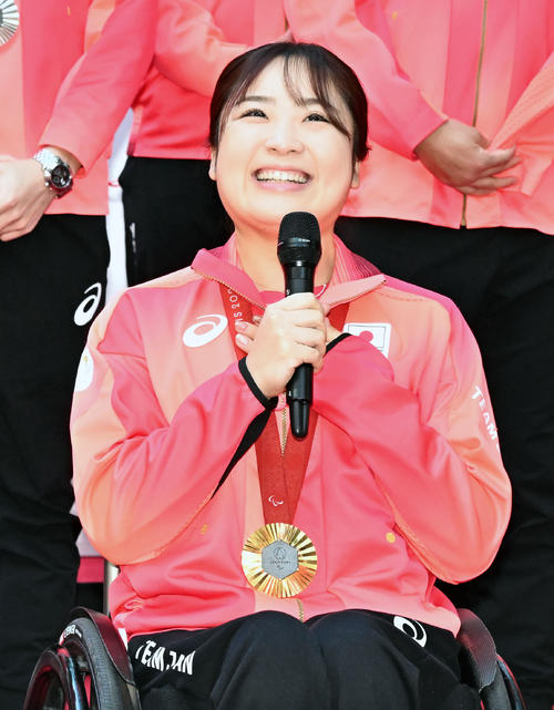 「パリ五輪・パラリンピックTEAM JAPAN応援感謝イベント」でパラリンピアンを代表してあいさつするバドミントン女子シングルスの里見紗李奈（撮影・千葉一成）