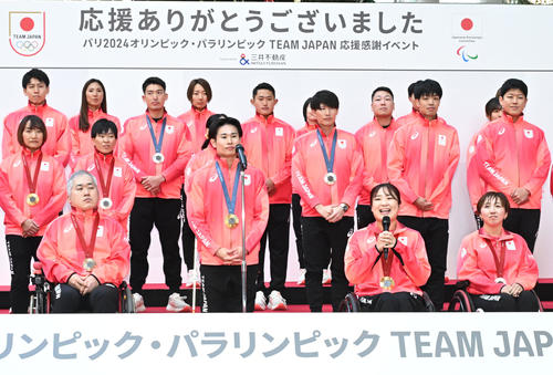 「パリ五輪・パラリンピックTEAM JAPAN応援感謝イベント」でパラリンピアンを代表してあいさつするバドミントン女子シングルスの里見紗李奈（前列右から2人目）（撮影・千葉一成）