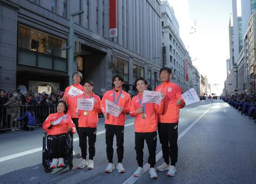 「パリ五輪・パリTEAM JAPAN応援感謝イベント」のパレードに臨む、体操の橋本（中央）ら（撮影・河田真司）