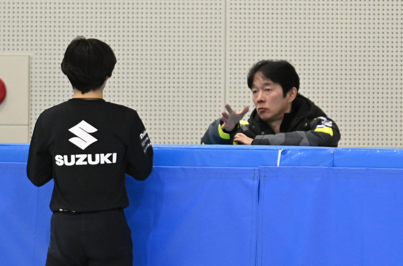 練習後、鍵山優真と言葉を交わす父・正和コーチ（右）（撮影・森本幸一）