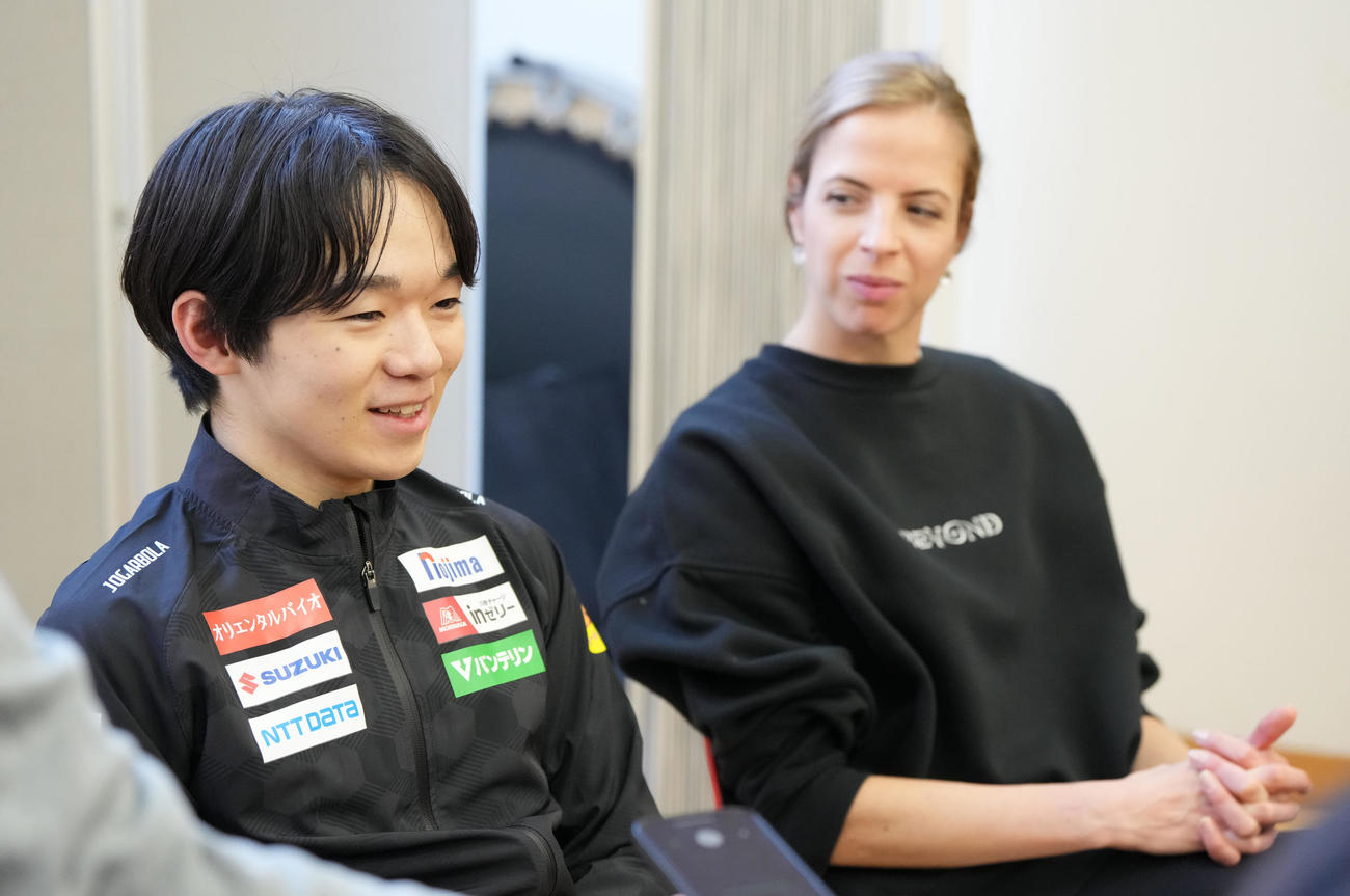 練習を終え取材に応じる（左から）鍵山とコストナーコーチ（撮影・森本幸一）