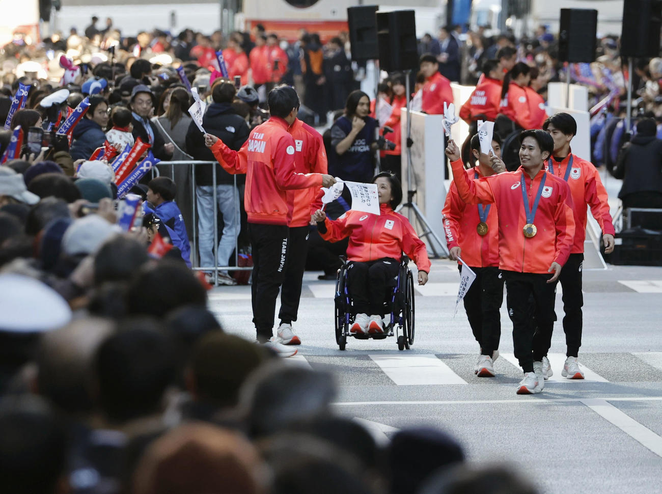 パリ五輪・パラリンピックの日本選手団による応援感謝イベントで行進する、体操男子の萱和磨（右から2人目）ら（共同）