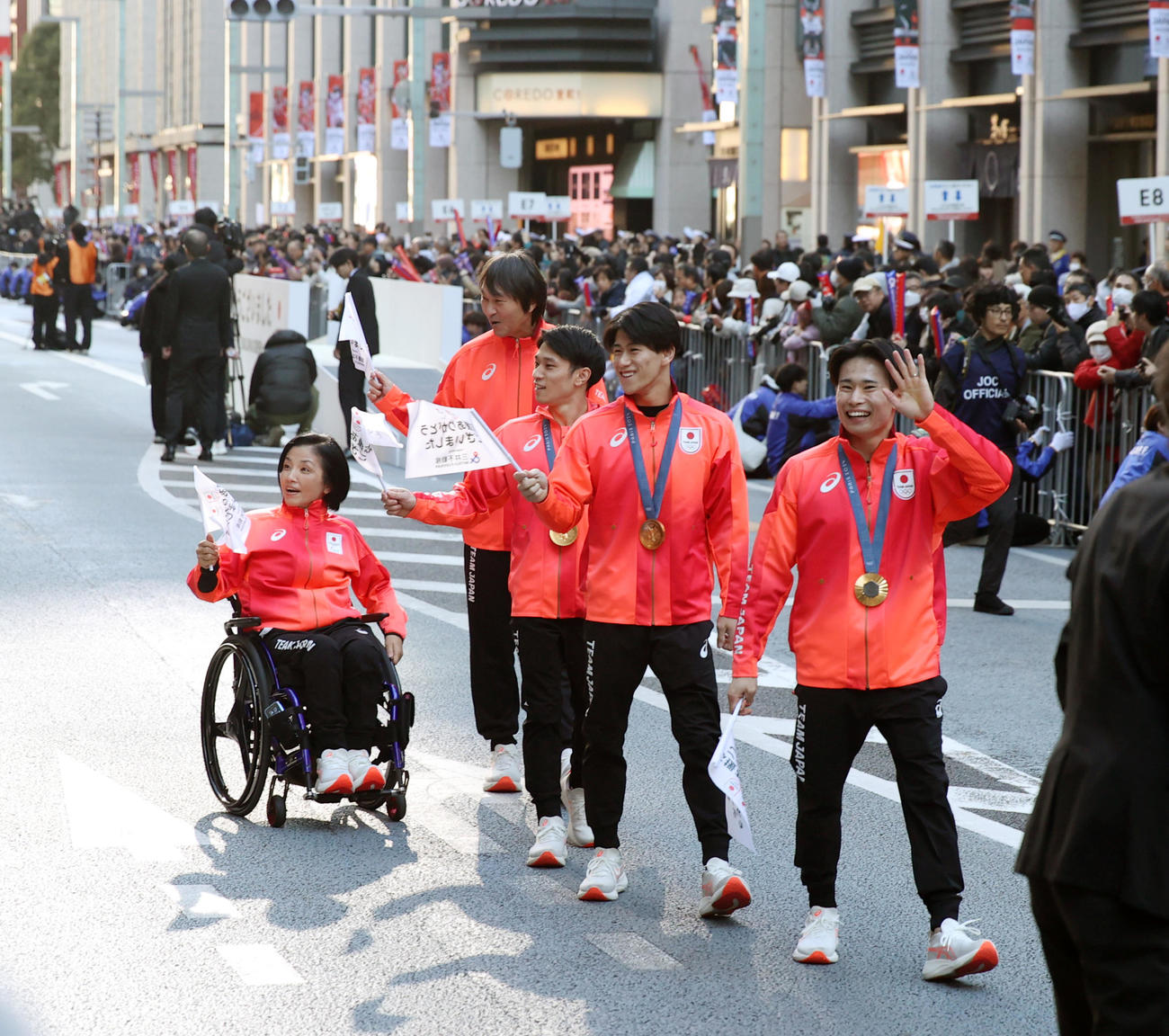 パリ五輪・パラのパレードで、右端から体操の萱、橋本、谷川（撮影・柴田隆二）