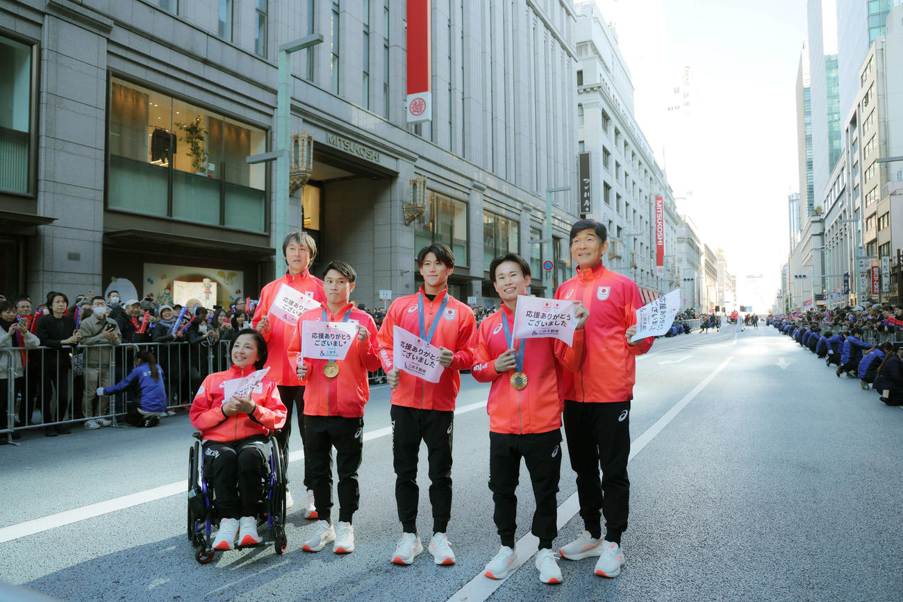 「パリ五輪・パラTEAM JAPAN応援感謝イベント」のパレードに臨む橋本（中央）ら。左からJPC田口団長、中沢副団長、谷川、1人おいて萱、JOC尾県団長（撮影・河田真司）