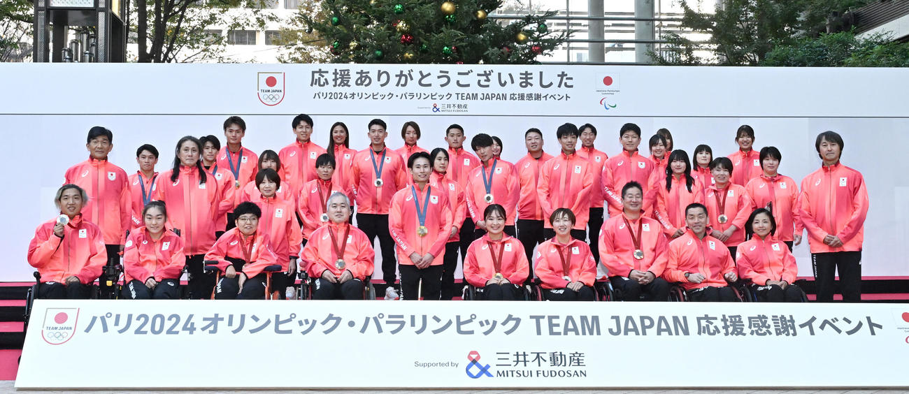 「パリ五輪・パラリンピックTEAM JAPAN応援感謝イベント」のパレードを前に記念撮影する萱和磨（前列中央）らオリンピアンたち（撮影・千葉一成）