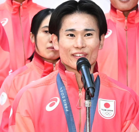「パリ五輪・パラリンピックTEAM JAPAN応援感謝イベント」でオリンピアンを代表してあいさつする体操男子団体総合の萱和磨（撮影・千葉一成）