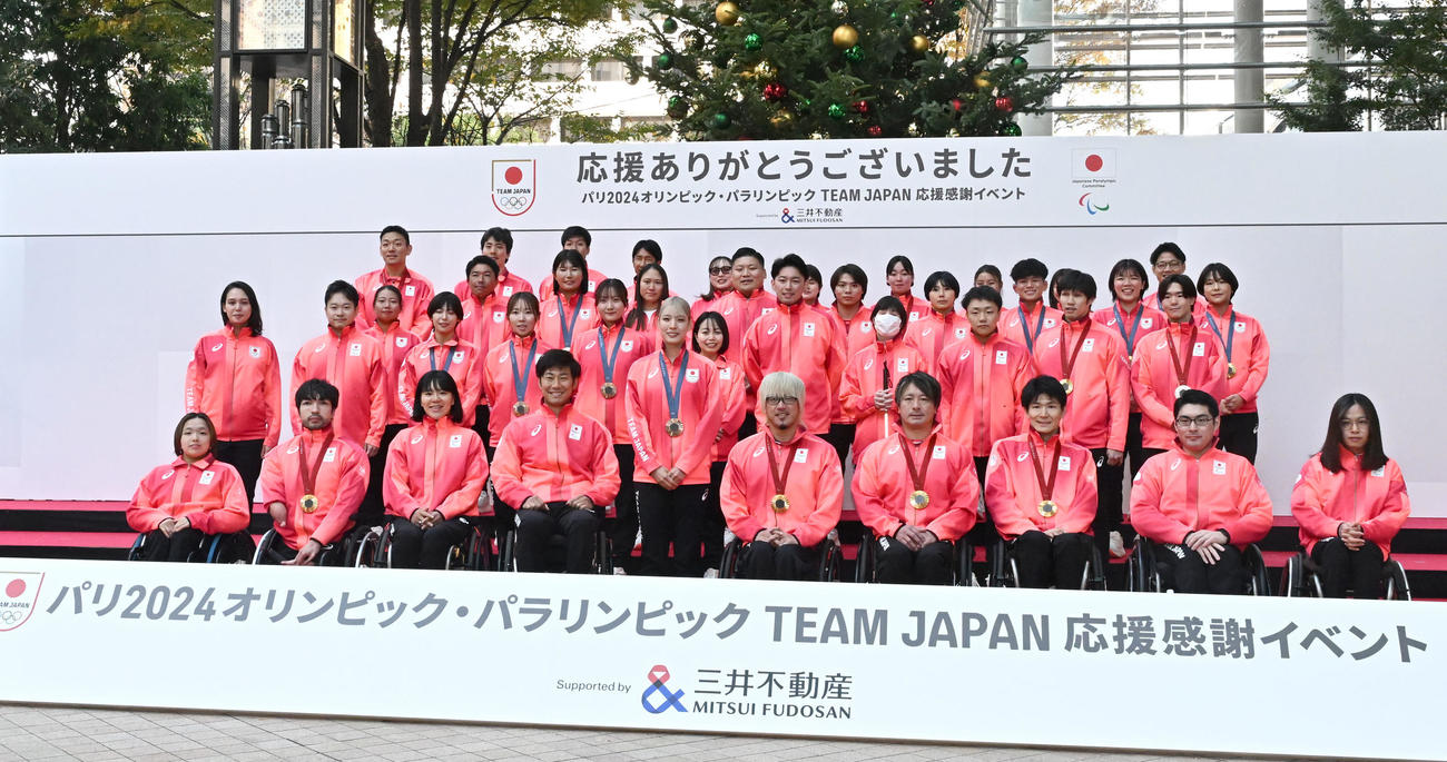 「パリ五輪・パラリンピックTEAM JAPAN応援感謝イベント」でパレードを前に記念撮影する江村美咲（前列中央）らオリンピアンたち（撮影・千葉一成）