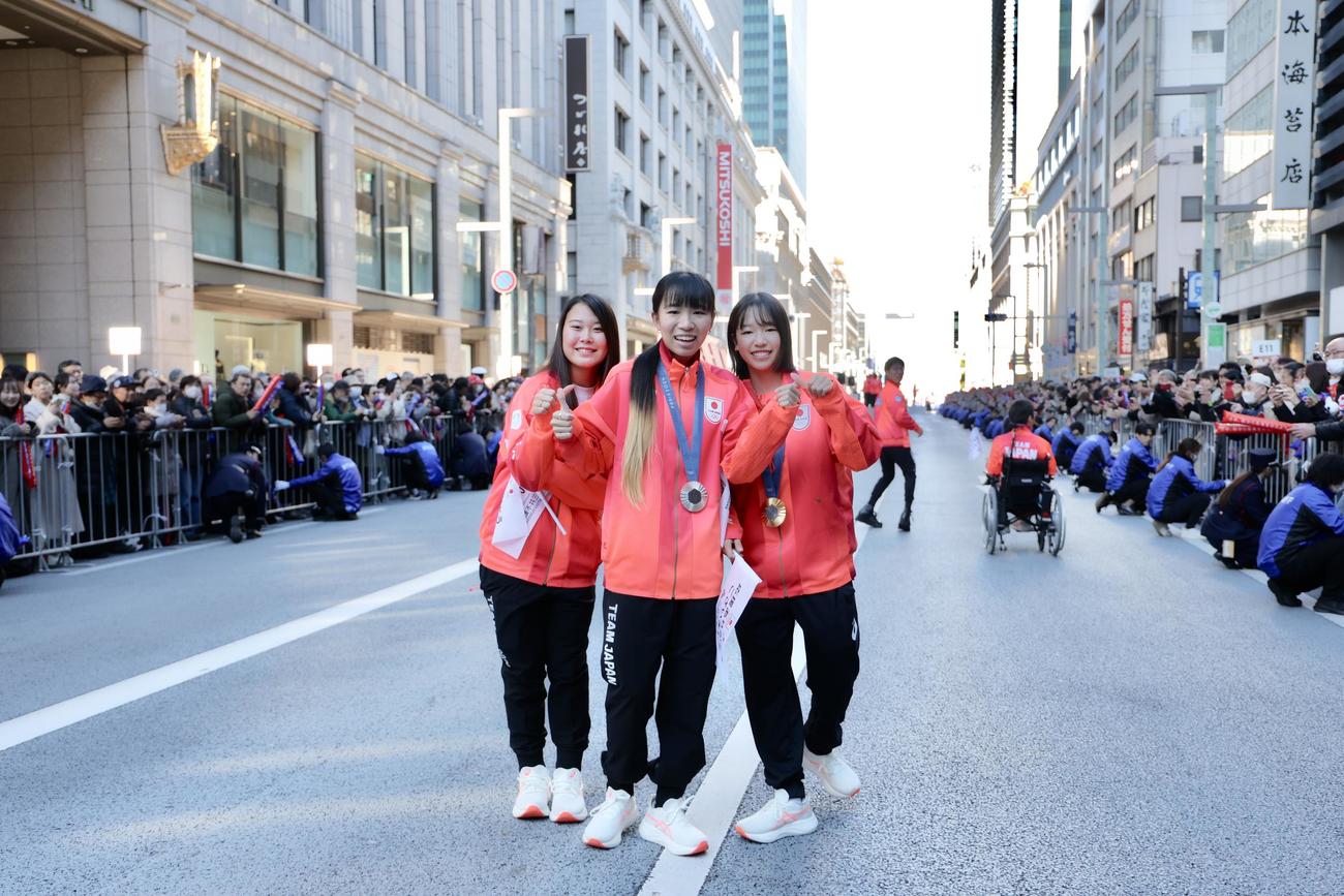 「パリ五輪・パリTEAM JAPAN応援感謝イベント」のパレードに臨む女子スケートボードの、左から草木、赤間、吉沢（撮影・河田真司）