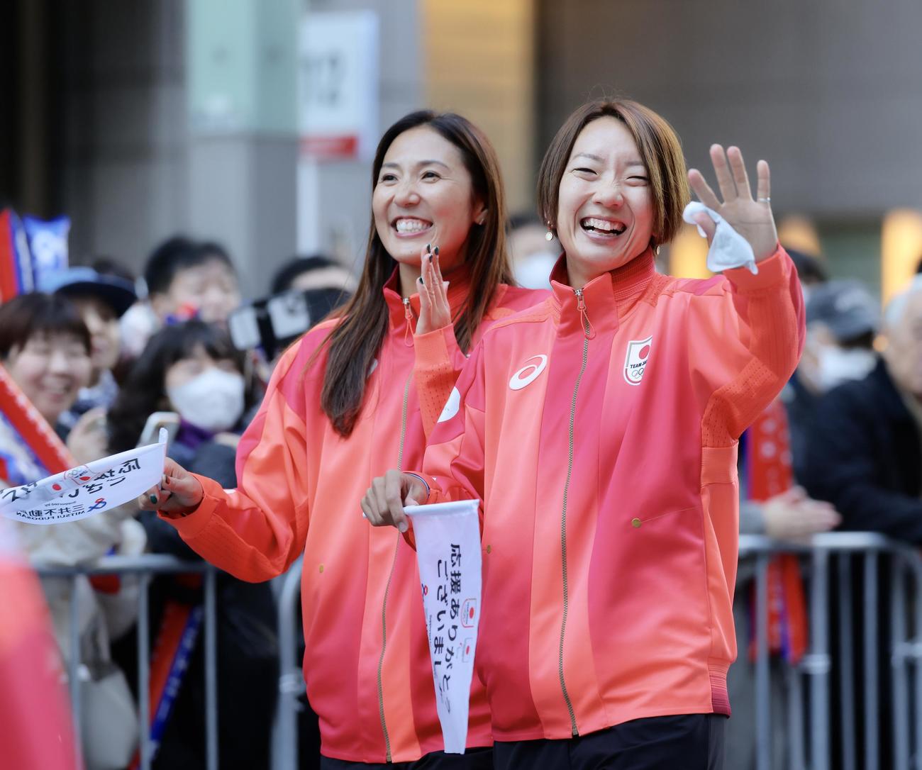 「パリ五輪・パラTEAM JAPAN応援感謝イベント」のパレードに臨む女子ビーチバレーボールの長谷川（左）と石井（撮影・河田真司）