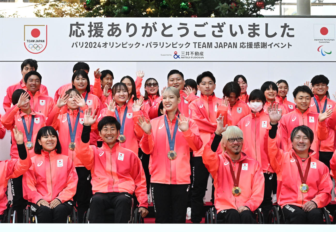 「パリ五輪・パラリンピックTEAM JAPAN応援感謝イベント」でパレード出発宣言後、手を振るフェンシング女子サーブル団体の江村美咲（前列中央）ら（撮影・千葉一成）