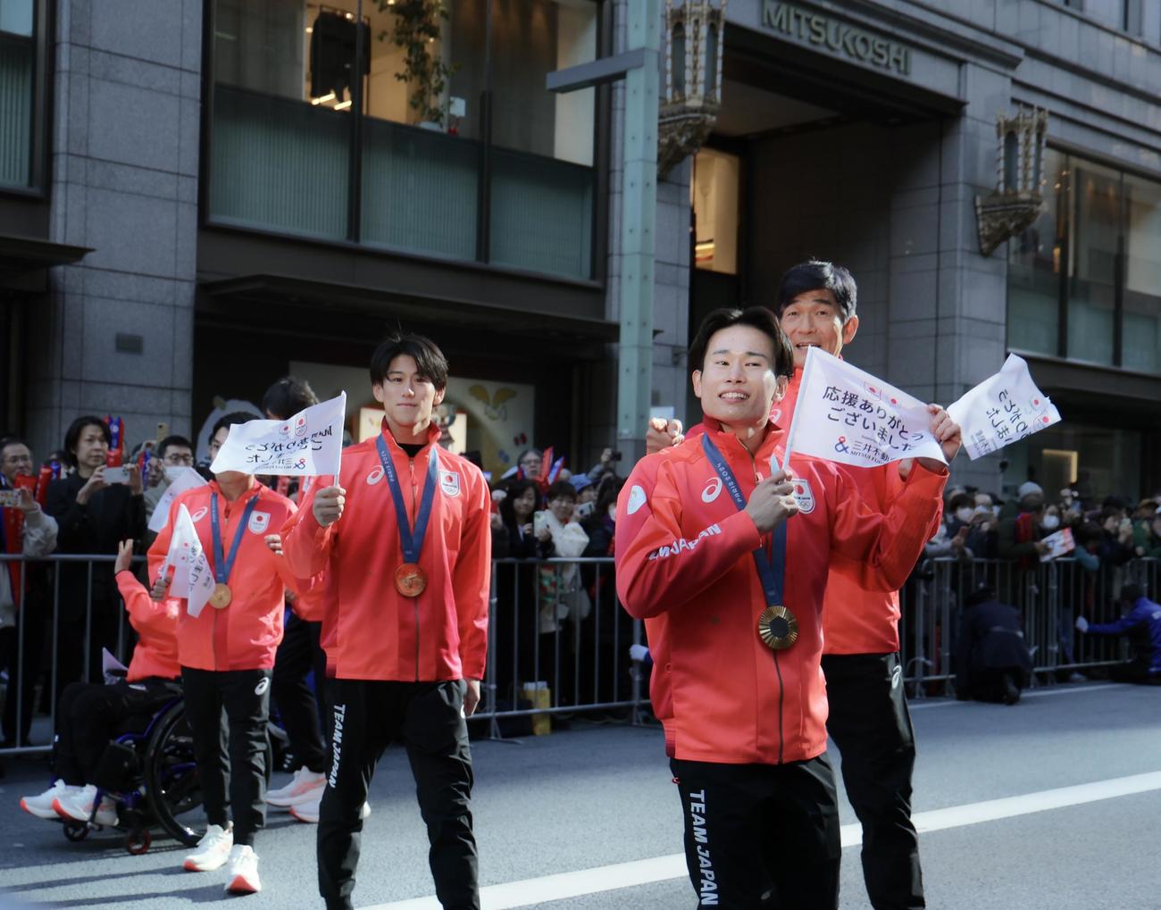 「パリ五輪・パリTEAM JAPAN応援感謝イベント」のパレードに臨む、体操の萱（手前）ら（撮影・河田真司）