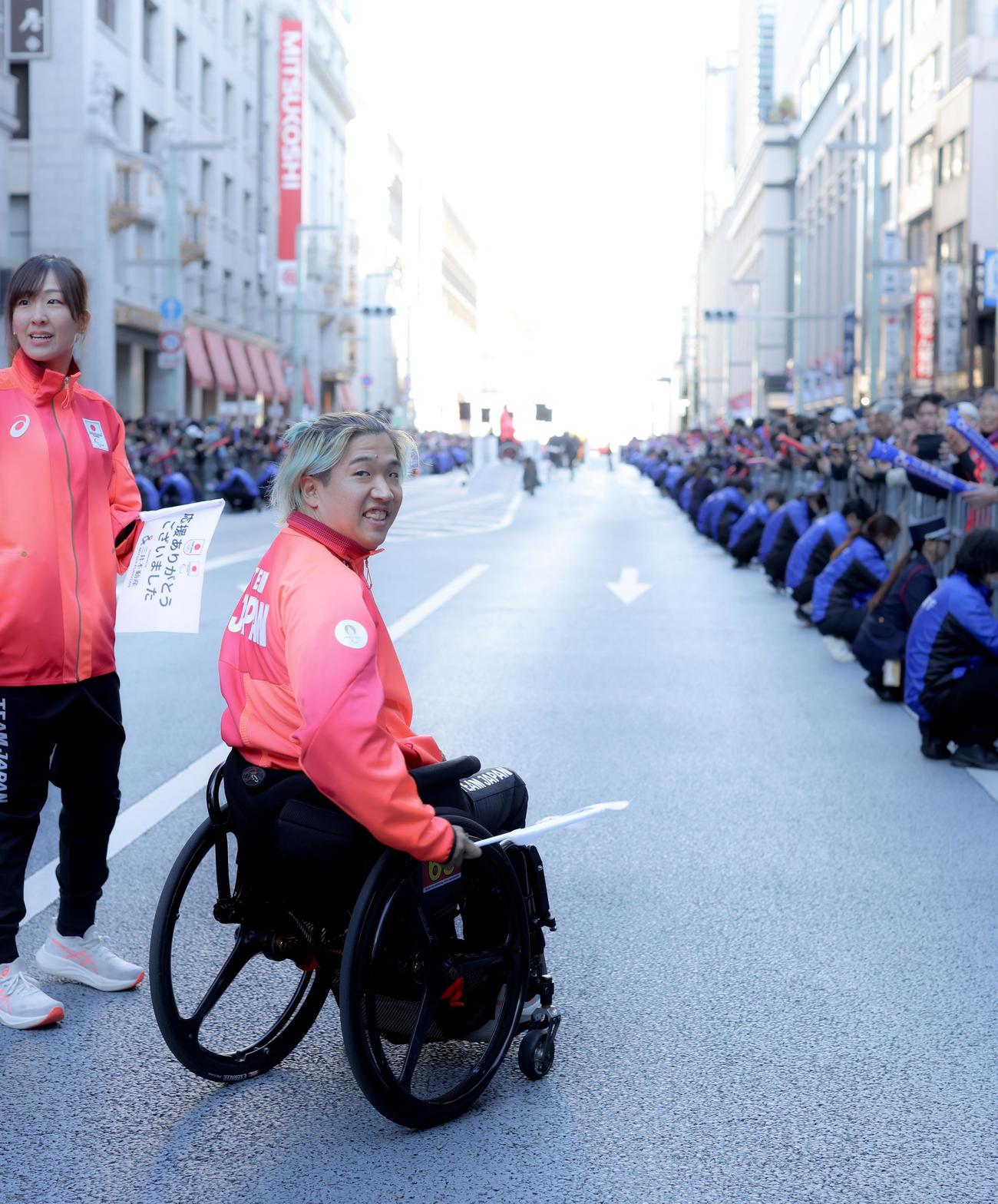 「パリ五輪・パラTEAM JAPAN応援感謝イベント」のパレードに臨むパラ陸上男子100メートルT52銅メダルの佐藤（撮影・河田真司）