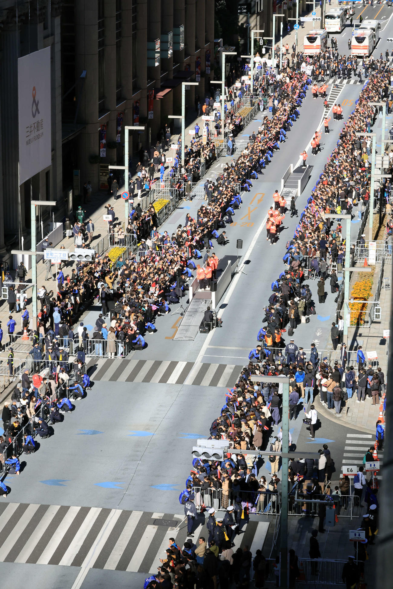 「パリ2024オリンピック・パラリンピックTEAM JAPAN応援感謝イベント」で大勢のファンの中、日本橋をパレードする選手たち（撮影・浅見桂子）