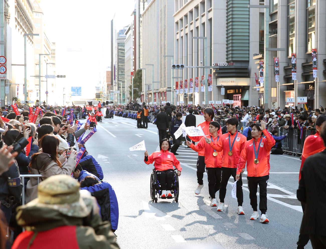 日本橋三越本店前をパレードするパリ五輪・パラの、右端から体操の萱和磨、橋本大輝、谷川航（撮影・柴田隆二）