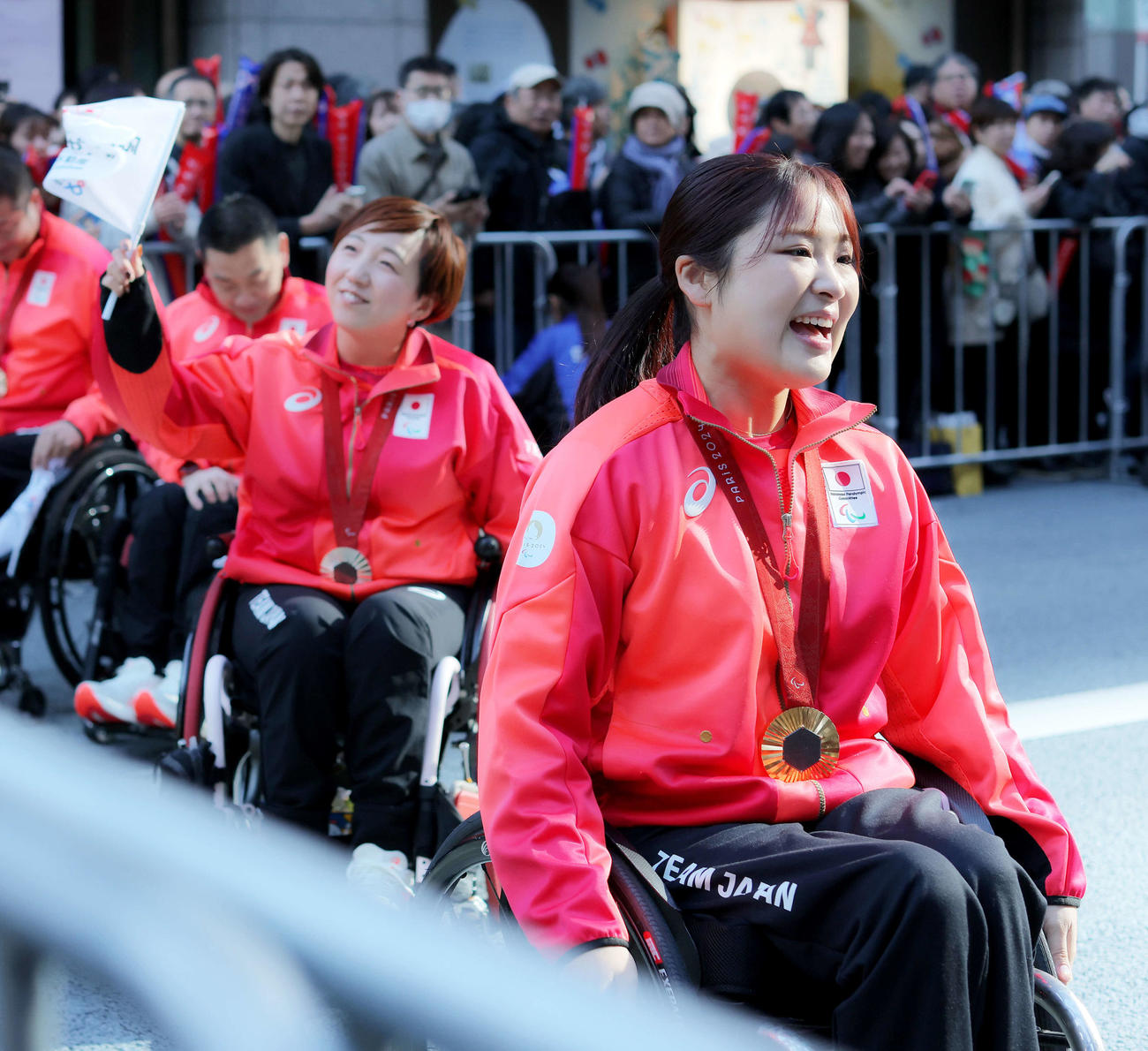 「パリ五輪・パラTEAM JAPAN応援感謝イベント」のパレードに臨む女子車いすバドミントンの里見（手前）と山崎（撮影・河田真司）