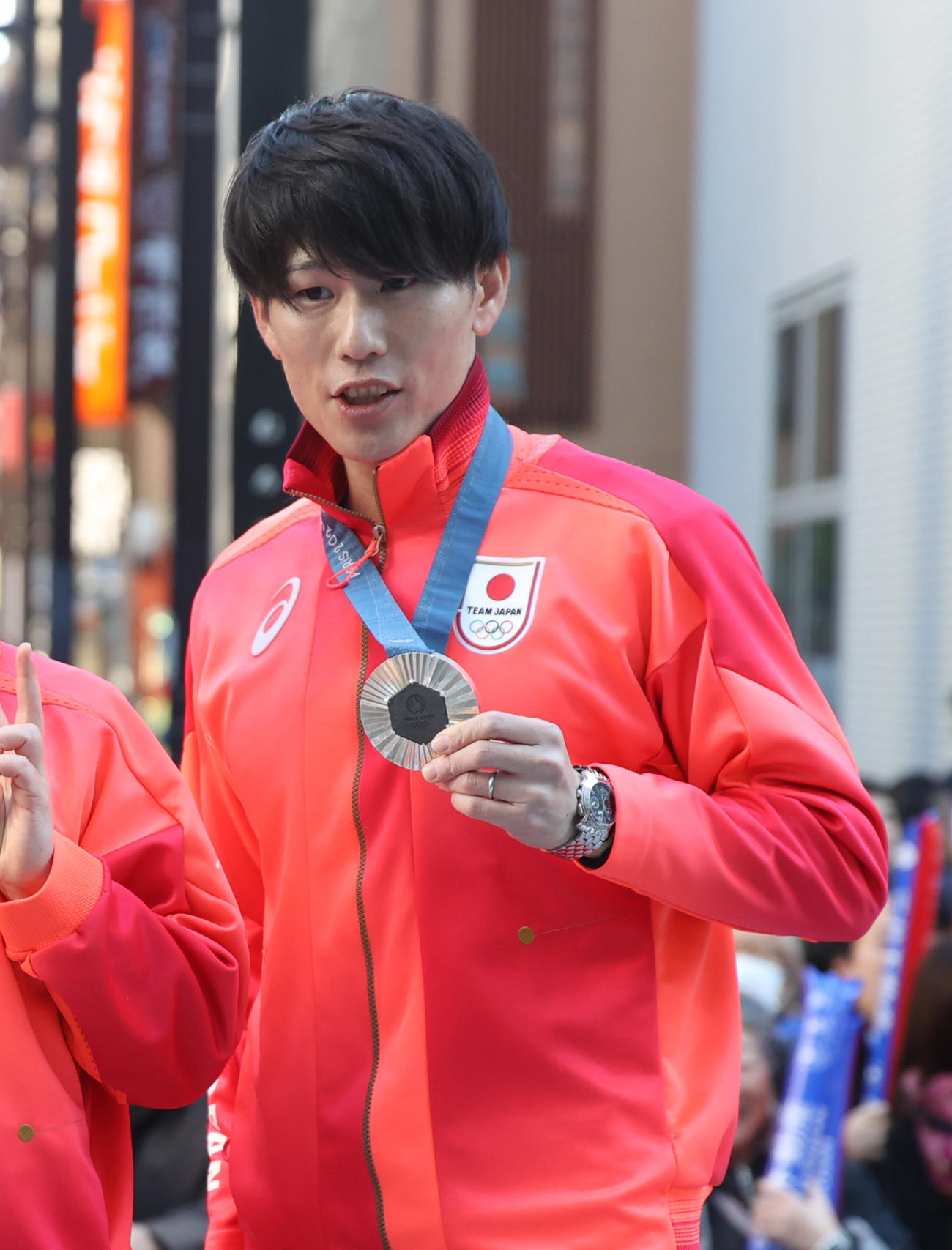 パリ五輪・パラのパレードする近代五種の佐藤（撮影・柴田隆二）