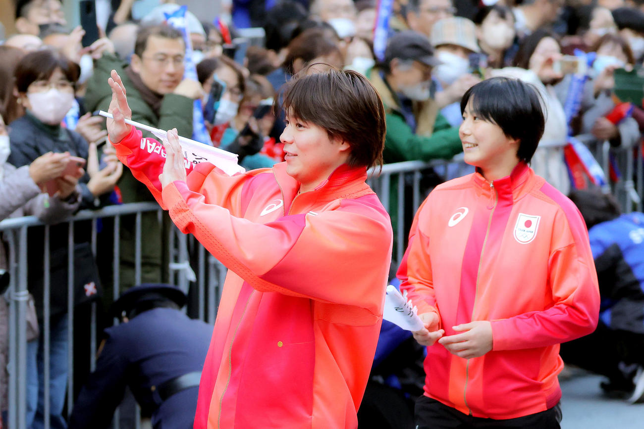 「パリ五輪・パラTEAM JAPAN応援感謝イベント」のパレードに臨む柔道男子66キロ級金、混合団体銀メダルの阿部（左）と女子57キロ級銅、混合団体銀メダルの舟久保（撮影・河田真司）