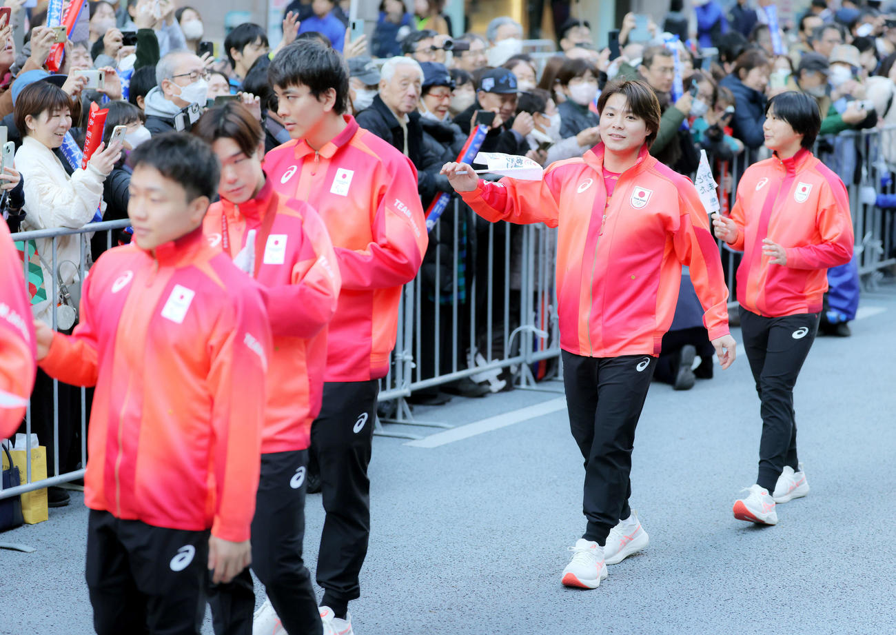 「パリ五輪・パラTEAM JAPAN応援感謝イベント」のパレードに臨む柔道男子66キロ級金、混合団体銀メダルの阿部（左から4人目）と女子57キロ級銅、混合団体銀メダルの舟久保（撮影・河田真司）
