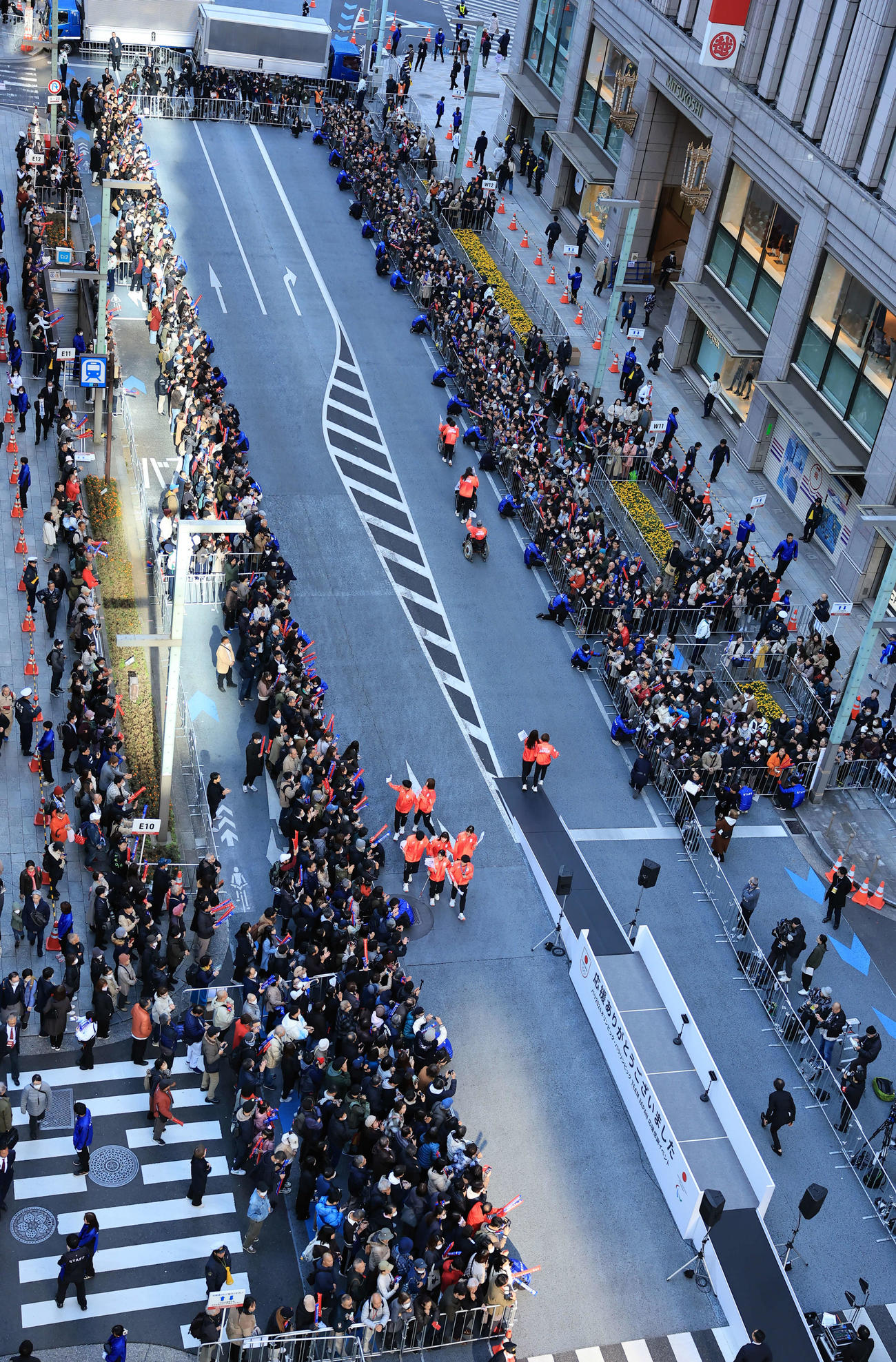 「パリ2024オリンピック・パラリンピックTEAM JAPAN応援感謝イベント」で大勢のファンの中、日本橋をパレードする選手たち（撮影・浅見桂子）