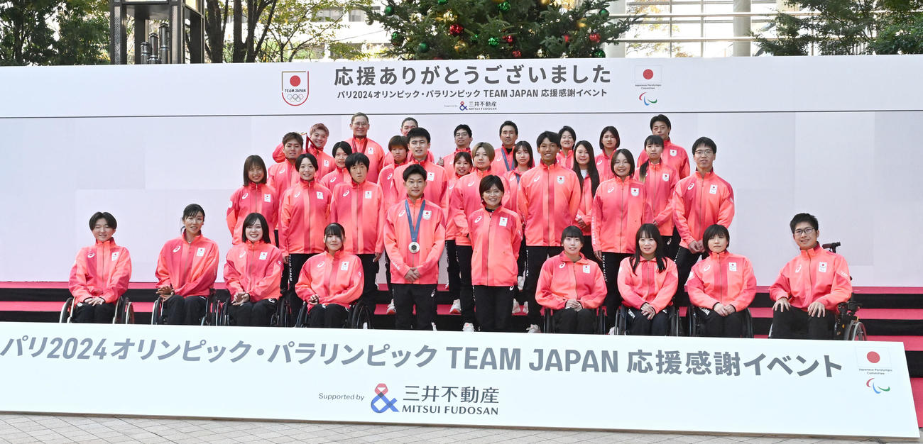 「パリ五輪・パラリンピックTEAM JAPAN応援感謝イベント」でパレードを前に記念撮影する玉井陸斗（前列中央左）らオリンピアンたち（撮影・千葉一成）