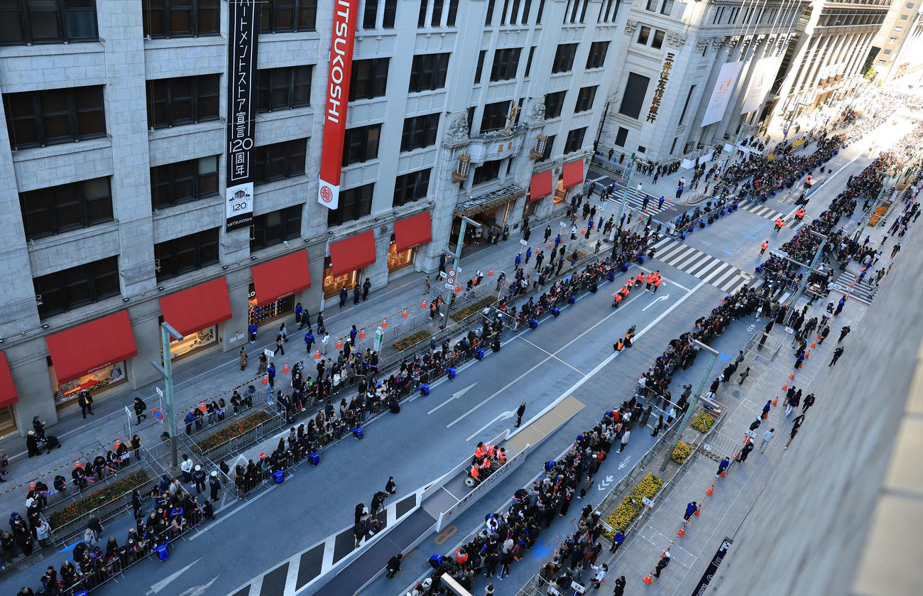 「パリ2024オリンピック・パラリンピックTEAM JAPAN応援感謝イベント」で大勢のファンの中、日本橋をパレードする選手たち（撮影・浅見桂子）