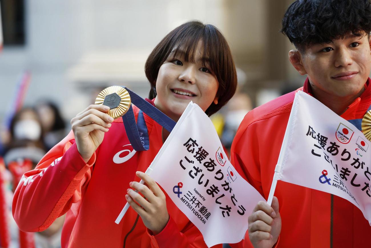 パリ五輪・パラリンピックの日本選手団による応援感謝イベントで、記念撮影に応じるレスリング女子の藤波朱理（左）（共同）