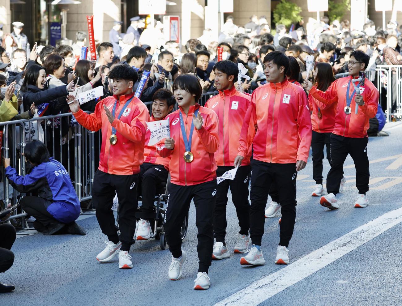 パリ五輪・パラリンピックの日本選手団による応援感謝イベントで、行進するレスリング女子の藤波朱理（手前）ら（共同）