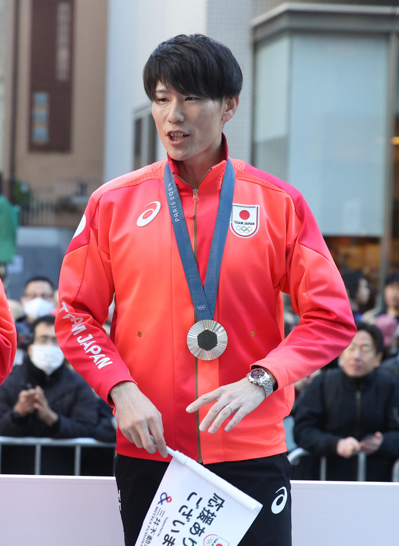 パリ五輪・パラのパレードする近代五種の佐藤（撮影・柴田隆二）