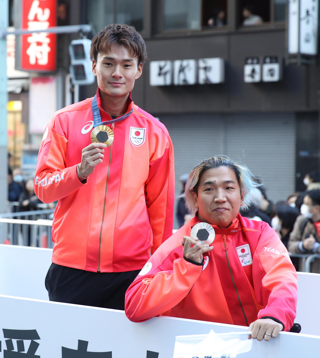 パリ五輪・パラのパレードするフェンシング男子フルーレ金メダルの松山（左）、パラ陸上のメダリスト佐藤友祈（撮影・柴田隆二）
