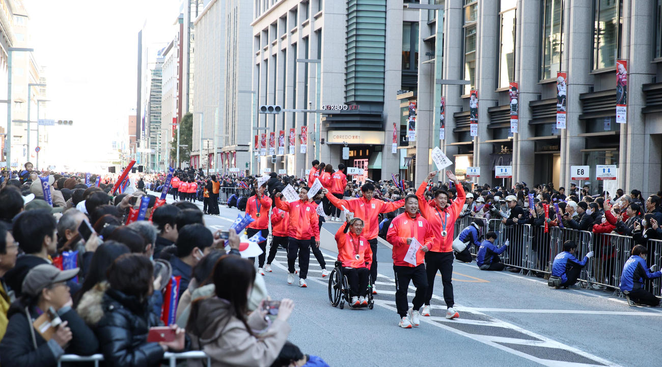 日本橋三越本店前をパレードするパリ五輪・パラの選手たち（撮影・柴田隆二）