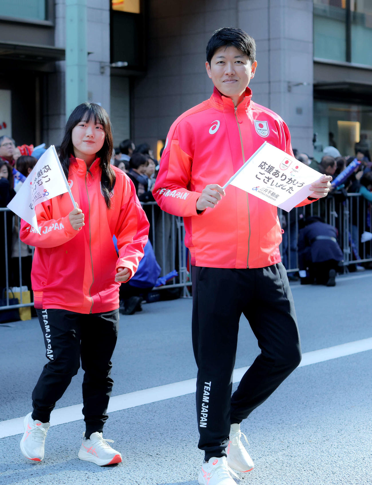 「パリ五輪・パラTEAM JAPAN応援感謝イベント」のパレードに臨む射撃の野畑（左）と岡田（撮影・河田真司）