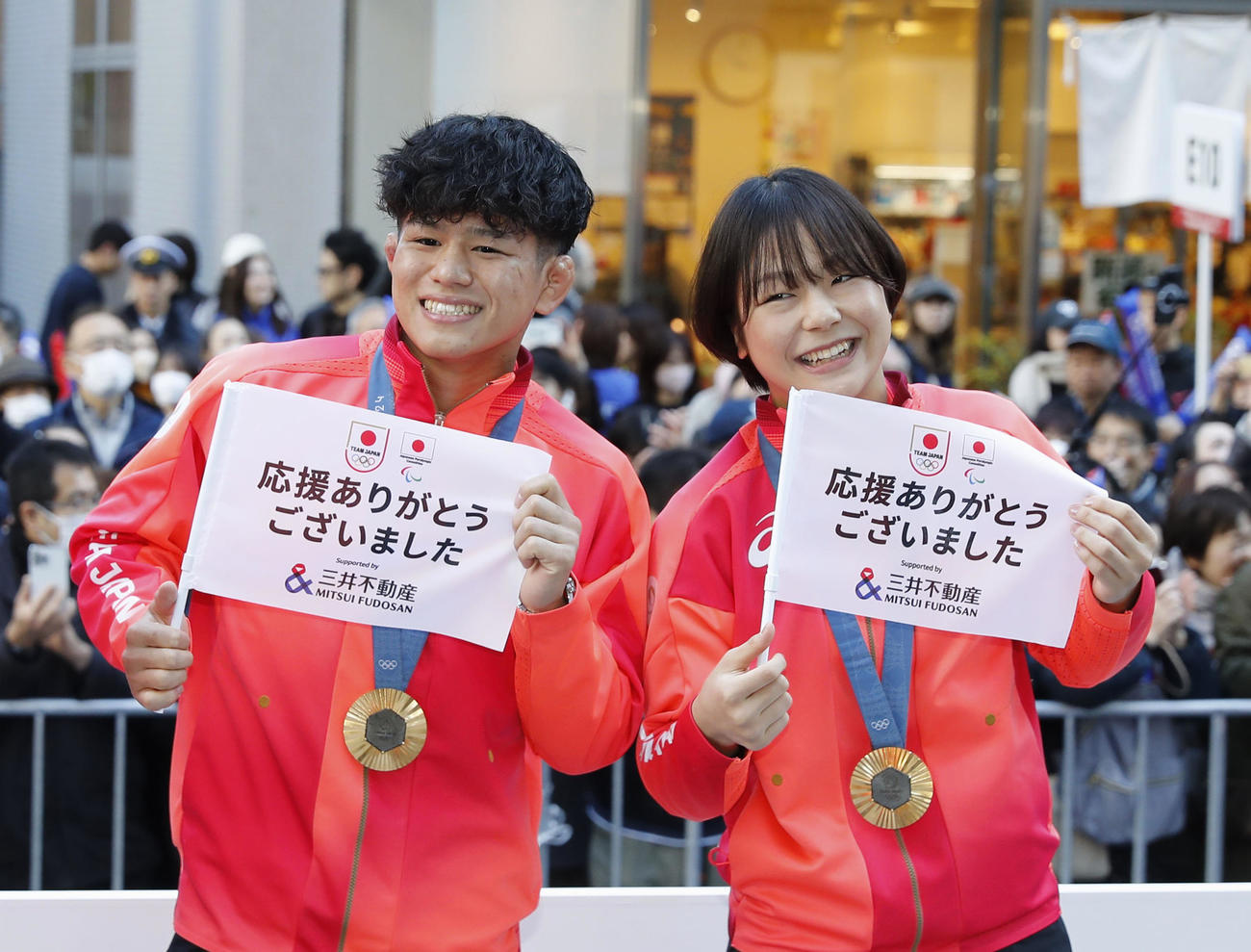 パリ五輪・パラリンピックの日本選手団による応援感謝イベントで笑顔を見せる、レスリング男子の清岡幸大郎（左）と女子の藤波朱理（共同）