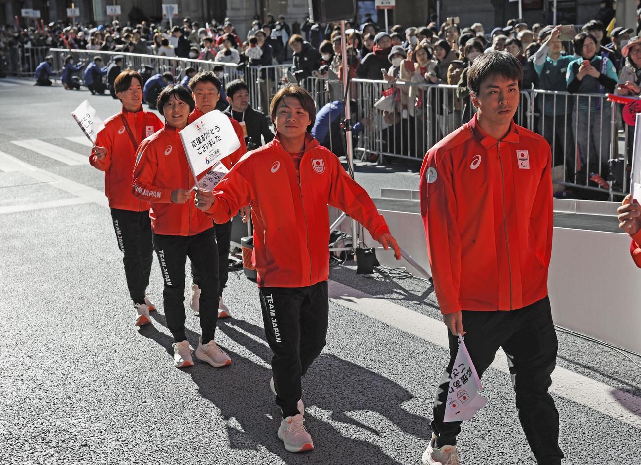 パリ五輪・パラリンピックの日本選手団による応援感謝イベントで行進する、柔道男子の阿部一二三（右から2人目）ら（共同）