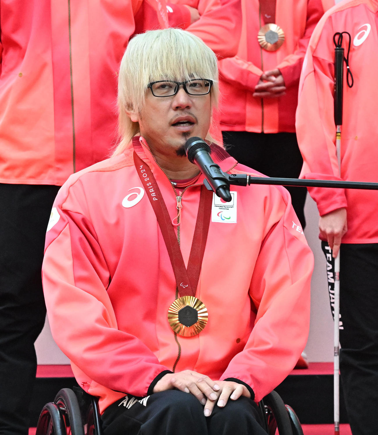 「パリ五輪・パラリンピックTEAM JAPAN応援感謝イベント」でパラリンピアンを代表してあいさつする車いすラグビーの池崎大輔（撮影・千葉一成）