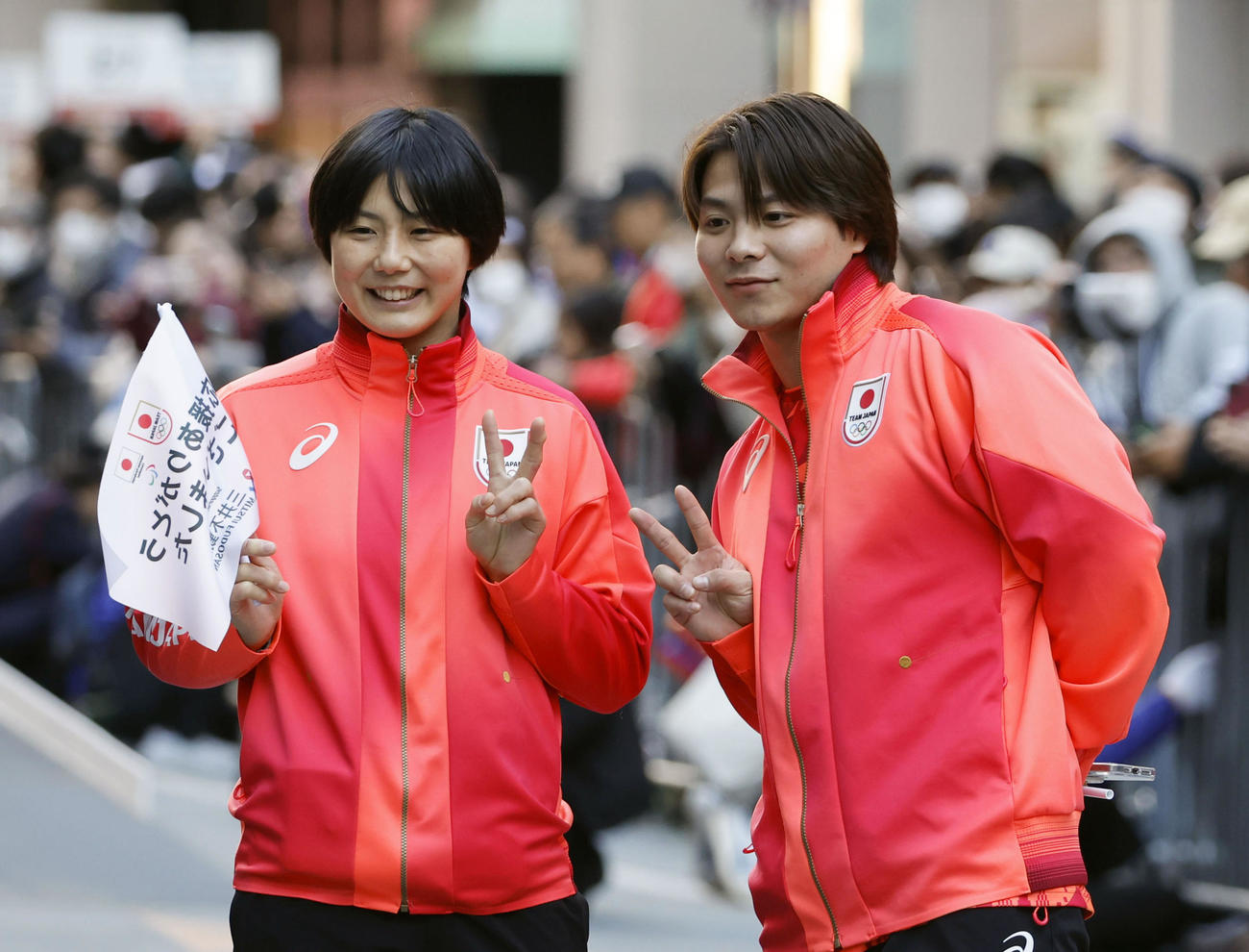 パリ五輪・パラリンピックの日本選手団による応援感謝イベントでポーズをとる、柔道男子の阿部一二三（右）と女子の舟久保遥香（共同）