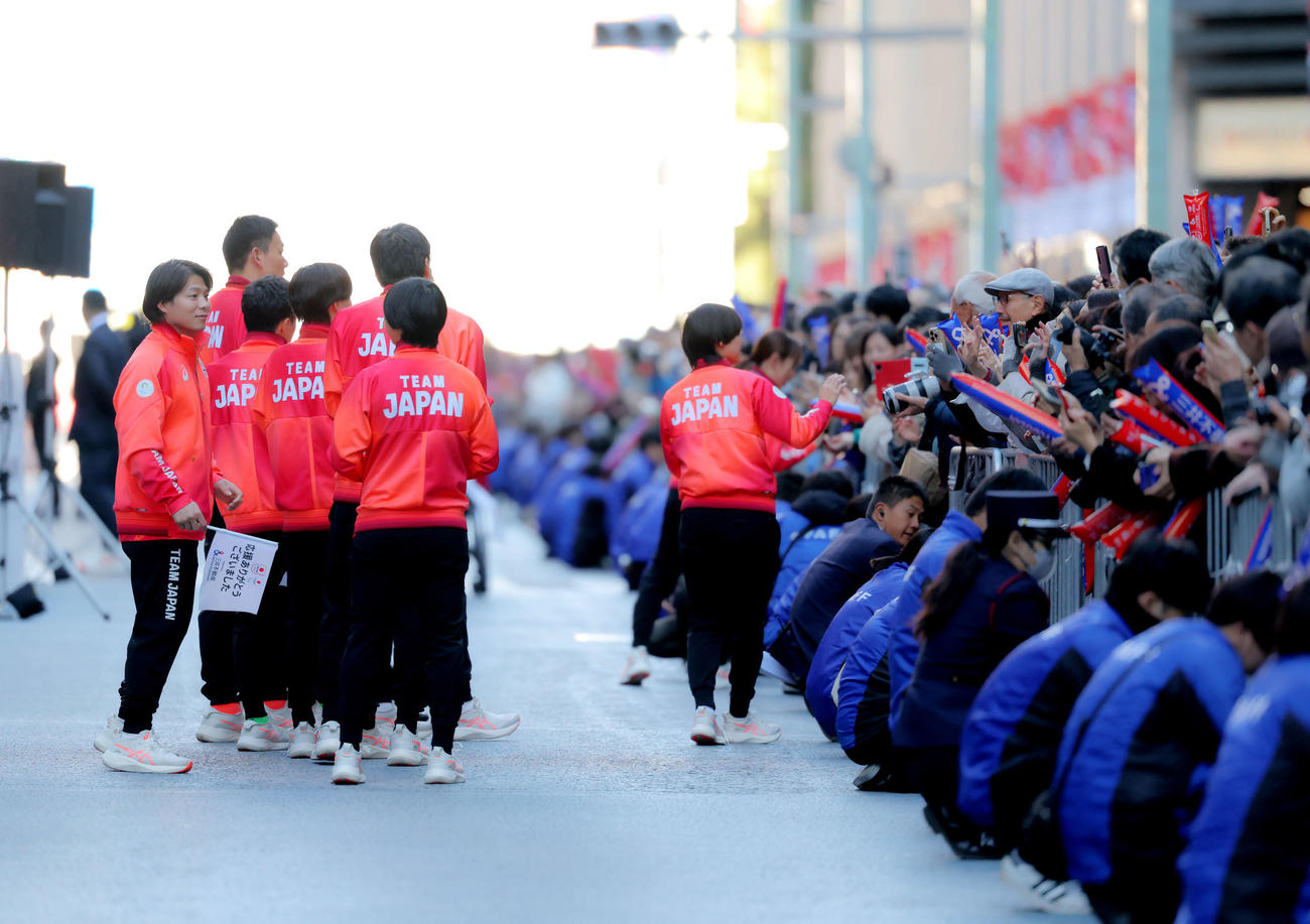 「パリ五輪・パラTEAM JAPAN応援感謝イベント」のパレードに臨む柔道男子66キロ級金、混合団体銀メダルの阿部（左）（撮影・河田真司）