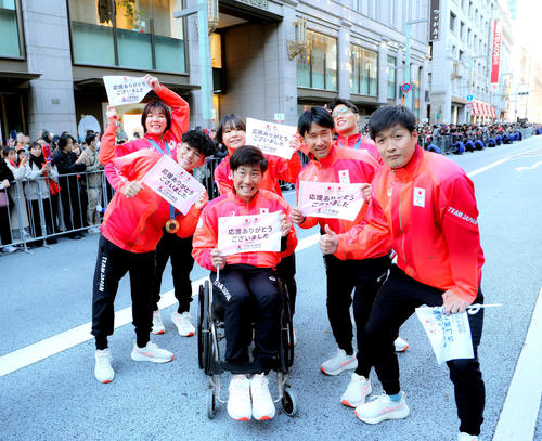 「パリ五輪・パラTEAM JAPAN応援感謝イベント」のパレードに臨むレスリングの、後方左から鏡、清岡、藤波、高谷。手前左から車いすアーチェリー上山、ブラインドフットボール川村、泉（撮影・河田真司）