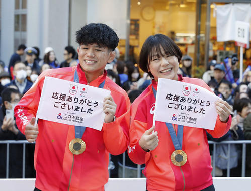 パリ五輪・パラリンピックの日本選手団による応援感謝イベントで笑顔を見せる、レスリング男子の清岡幸大郎（左）と女子の藤波朱理（共同）