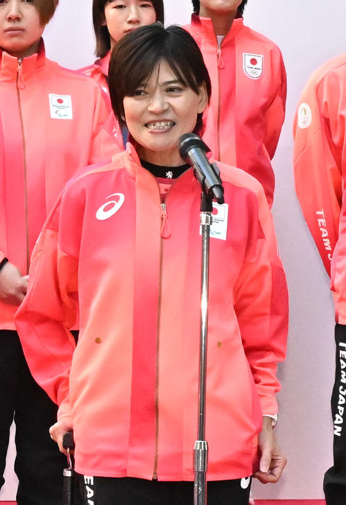 「パリ五輪・パラリンピックTEAM JAPAN応援感謝イベント」でパラリンピアンを代表してあいさつする自転車競技女子個人ロードレースの杉浦佳子（撮影・千葉一成）