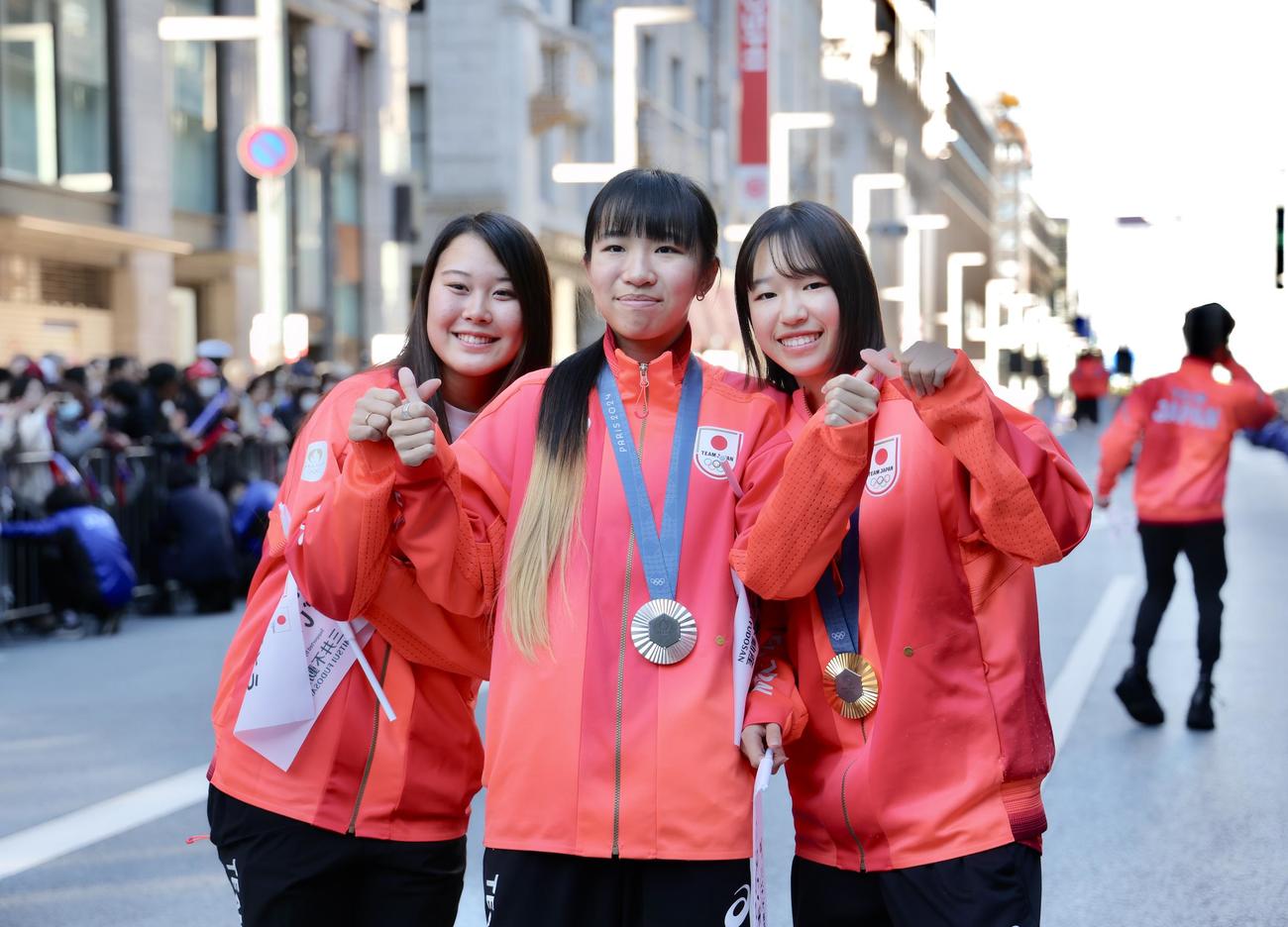 「パリ五輪・パリTEAM JAPAN応援感謝イベント」のパレードに臨む女子スケートボードの、左から草木、赤間、吉沢（撮影・河田真司）